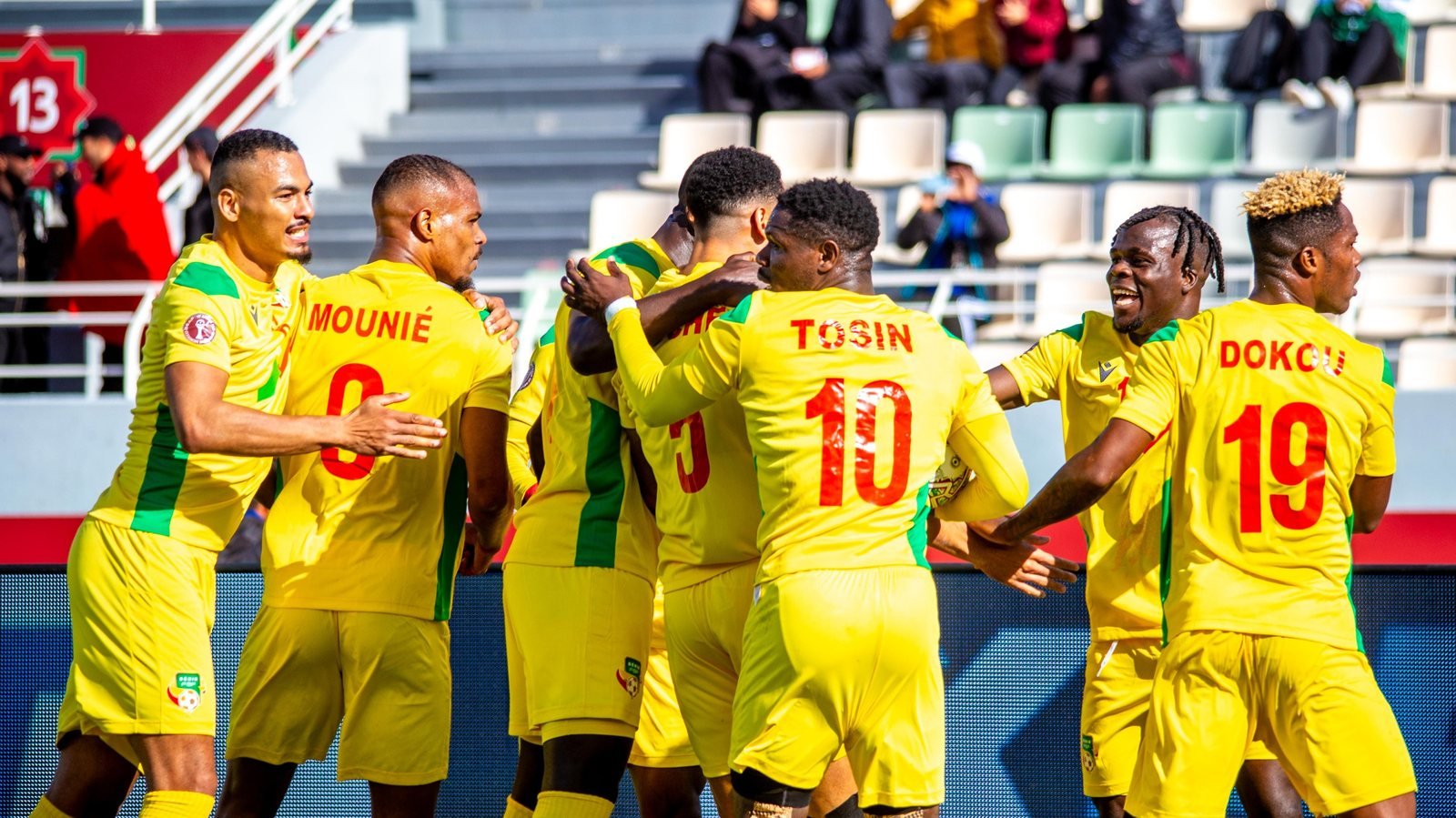 Joueurs du Bénin qui célèbrent un but, action figée à 1/2000 de seconde